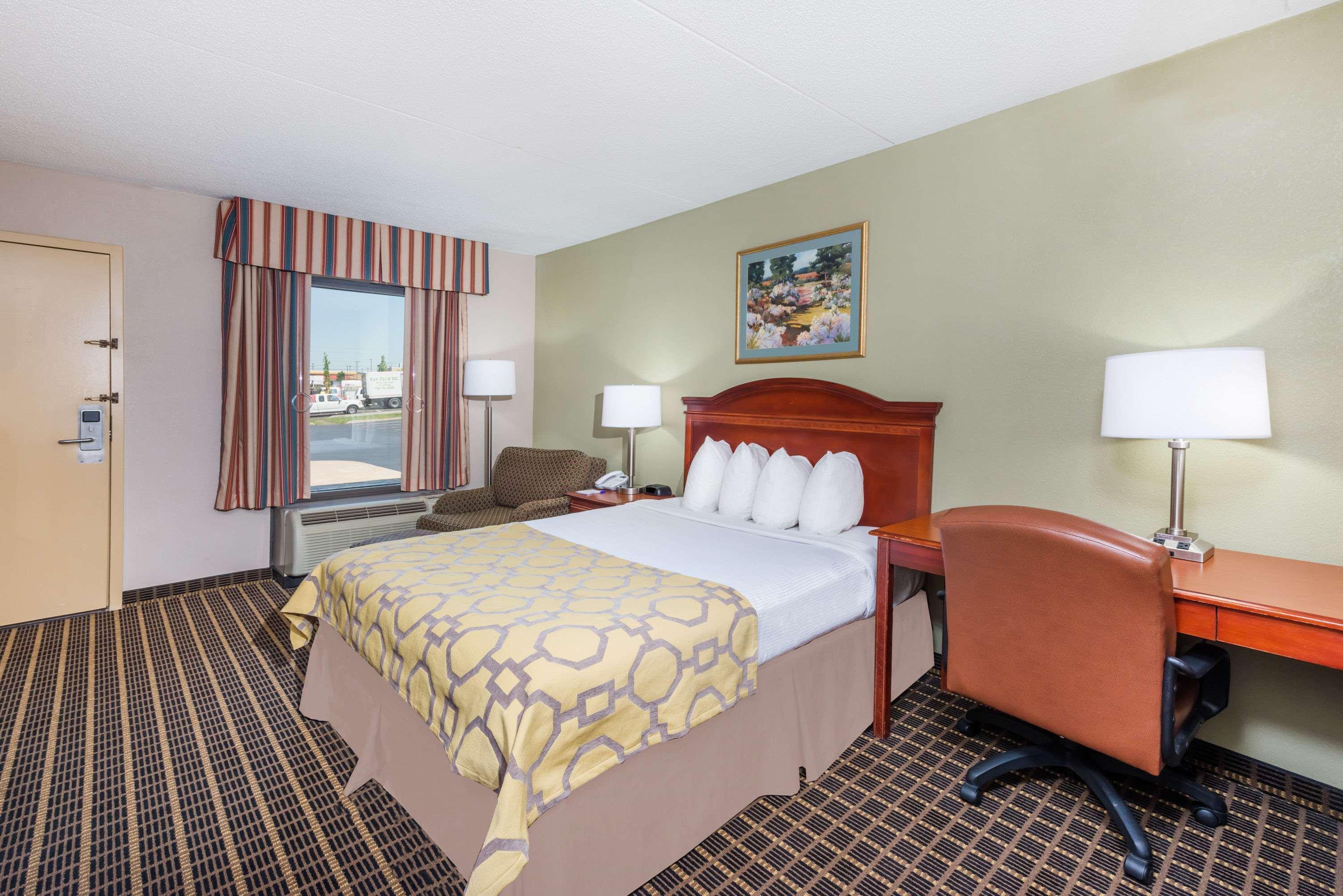 Baymont By Wyndham Clarksville Northeast Exterior foto