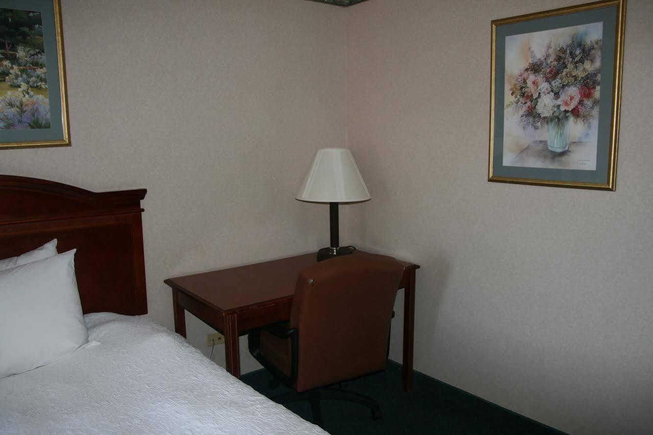 Baymont By Wyndham Clarksville Northeast Exterior foto